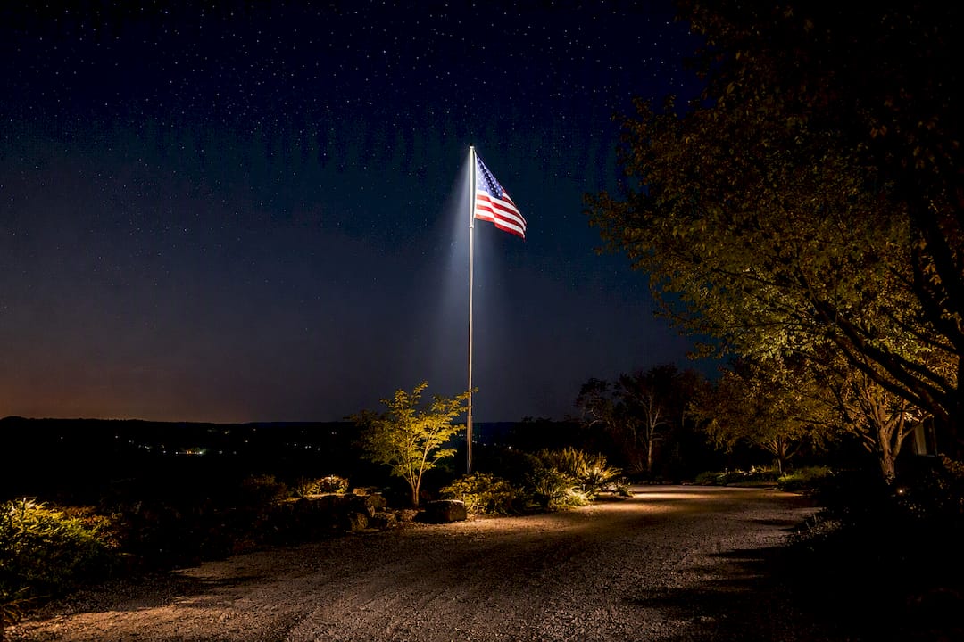 Top-mounted flag lighting beacon with visor at night